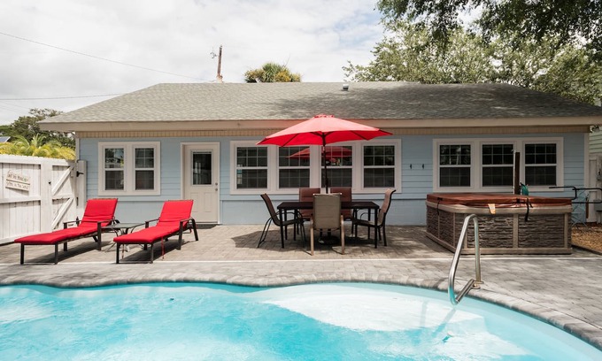 Savannah Beach House | The Blue Crab House on Butler Ave, a Stones Throw to the Sea
