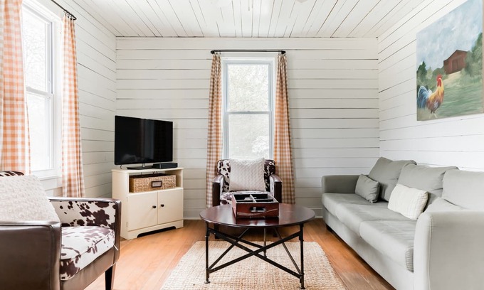 Bellevue Cabin | Natchez Trace Cottage Nestled in the Hills