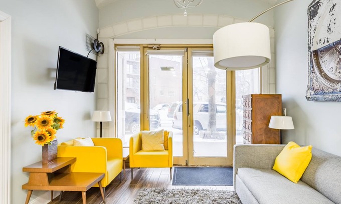 Old Town Triangle Apartment | Archways Apartment Across from Lincoln Park Zoo