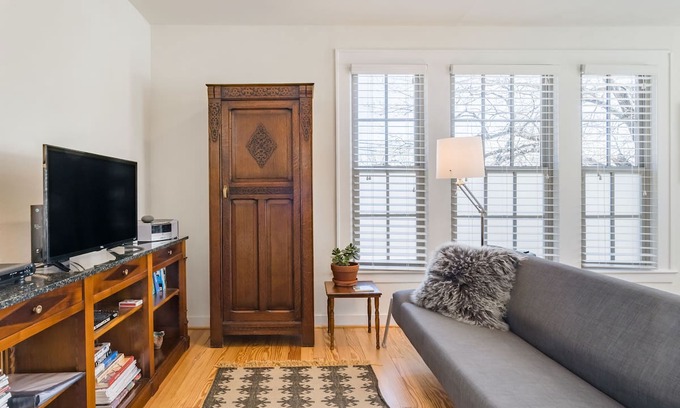 Greenland Hills House | M-Streets Private Carriage House with No Contact Check-In