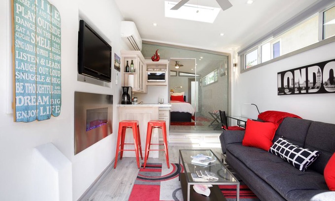 Northeast House | Courtyard Casita Resort-style Santa Monica Guest House