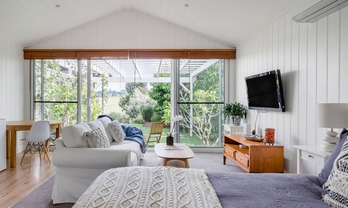 Bangalow House | Bangalow Vista Cottage Overlooking Lush Green Hills