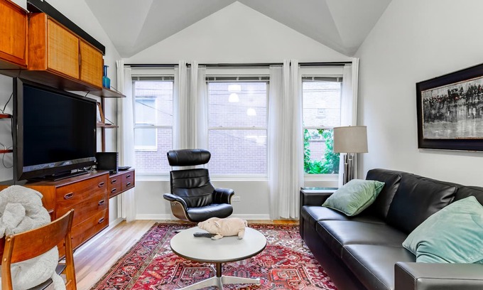 Near West Side House | Polk Street Coach House Apartment, Little Italy/Medical Dist