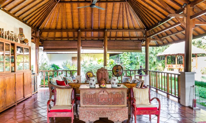 Sunset Road House | Villa Santi Luxuriate in a Vast Tropical Garden in Seminyak