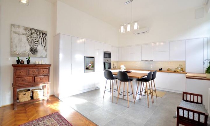 Palace District Apartment | Classic beauty, palace district, with a/c