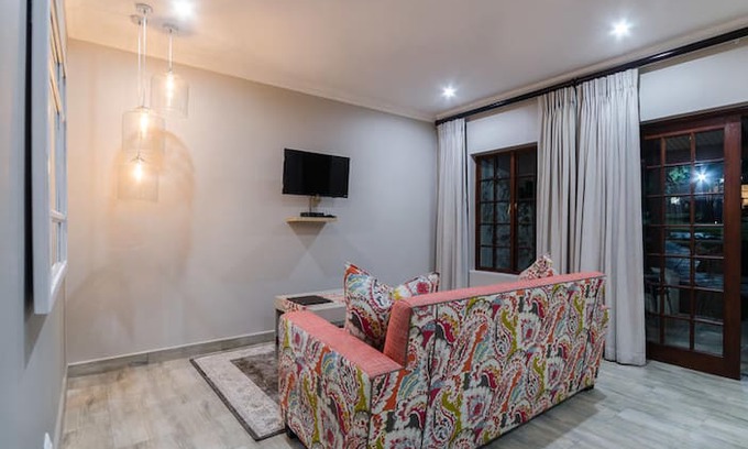 White River House | Nut Grove Manor - Flamboyant Suite