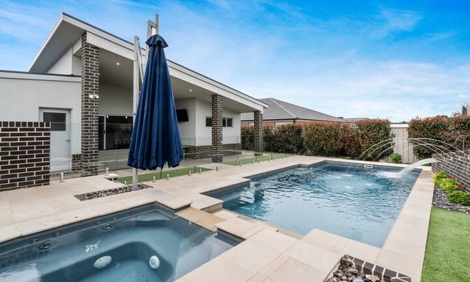 West Wodonga House | THE POOL VILLA with Heated Pool and Spa.