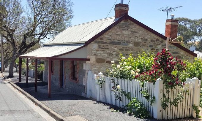 Angaston Cabin | Fig Tree Cottage, charming 2 bedroom cottage. Historic 1843 cottage in the heart of Angaston.