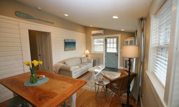 Poulsbo House | Downtown Poulsbo Charming Cottage