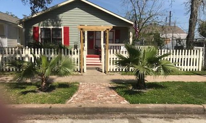 Galveston House | Great house centrally located
