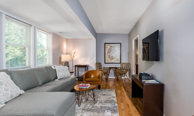 Annapolis Apartment | West Street Carriage House with Patio and Deck