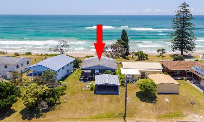Brooms Head Cabin | SEASHELLS COTTAGE - Absolute Beach Front Living!