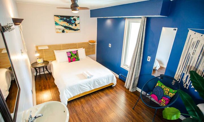 Fort Collins Hotel | Solarium - Navy Private Room / Shared Bath