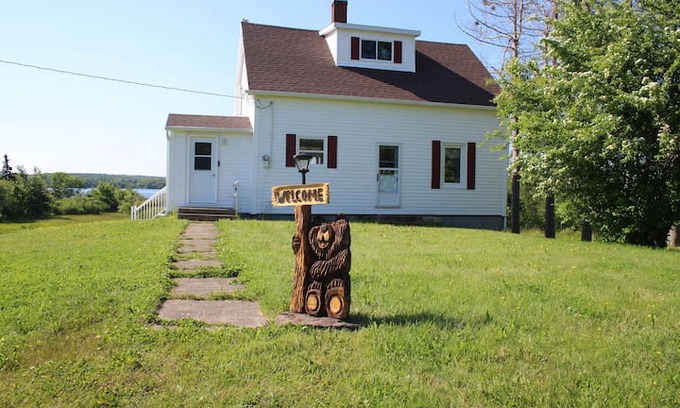 Albert Bridge House | Mira River view farm house