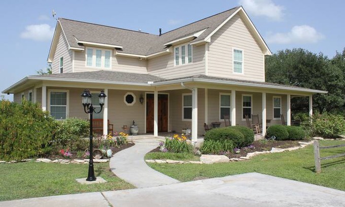 Brenham House | Brenham Busy Bee Ranch