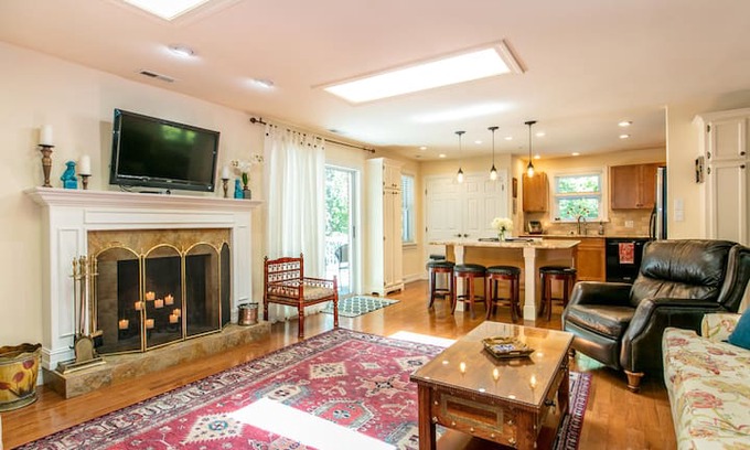 Hendersonville House | Azalea House (Country setting close to town)
