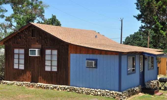 Buchanan Dam Cabin | Lakeside Cabin for 8 @Cedar Lodge on Lake Buchanan