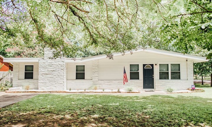 Columbus House | Modern Heroes House - Spacious Home for Families