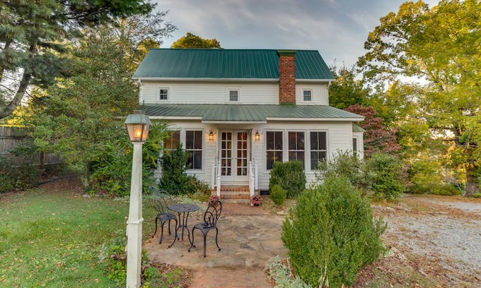 Saluda House | Historic Shepherd's Cottage—walk to Saluda!