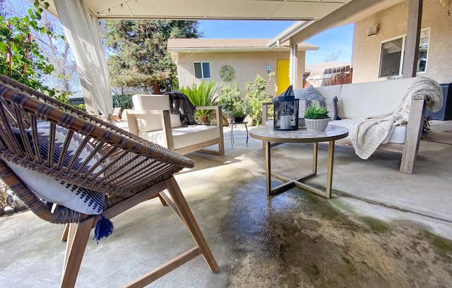 Visalia House | Cozy Poolside Retreat