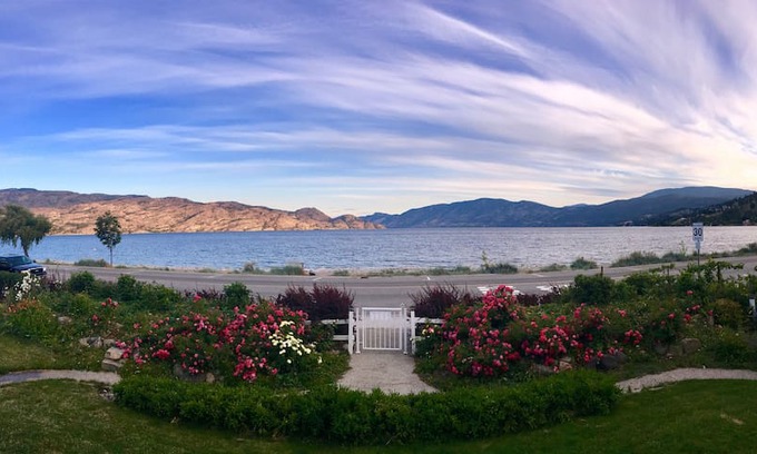 Central Okanagan House | De Bonis Beach House - Suite A