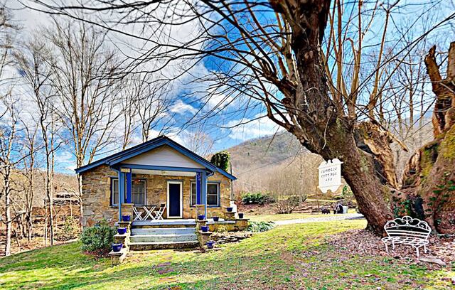 Barnardsville Cabin | Cuddles Cottage w/ Hot Tub, Deck & Fire Pit