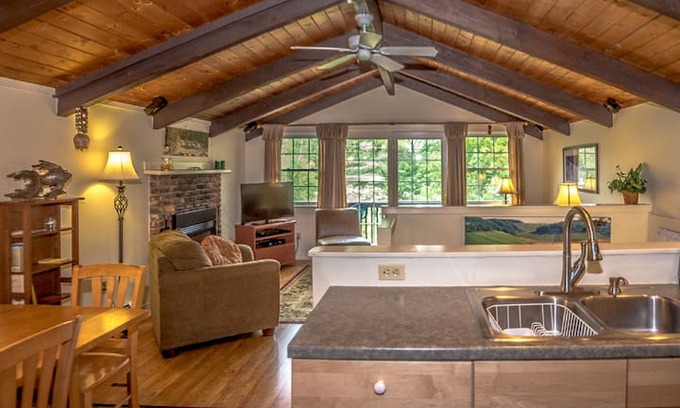 Intervale Villa | Cozy European Style Chalet (Unit B)