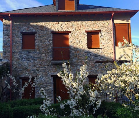 Corullon Cabin | Casa rural de piedra en Corullón