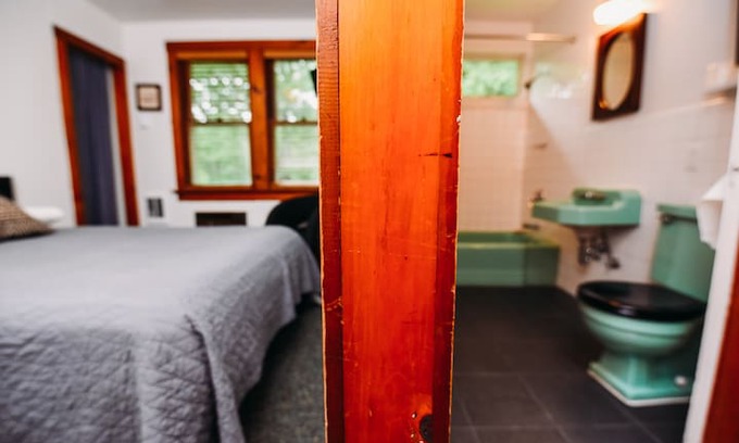 East Stroudsburg Hotel | Rainbow Mountain Resort- Cherry House Queen