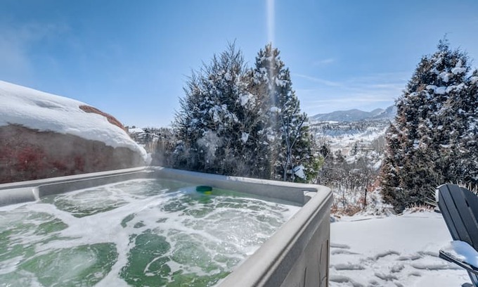 West Colorado Springs House | 4BR Mtn Views☀Garden of the Gods☀Hot Tub, Firepit