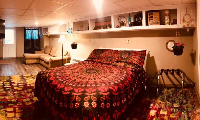 Hendersonville Apartment | The Hippie Hideaway