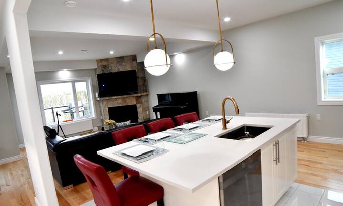 Yellowknife House | Aurora Max Luxury Guest House