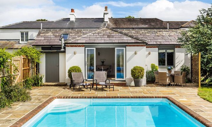 Dorking Cabin | Garden cottage with outstanding Surrey Hills views