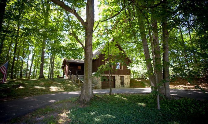 Bellaire Villa | Treehouse Chalet- Near Torch Lake - Bellaire