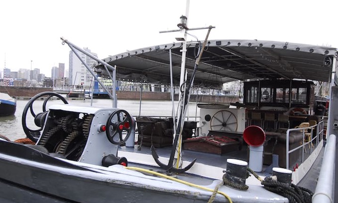 Kop van Zuid Boat Rental | B&B BOAT NAUTILUS ROTTERDAM