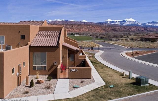 Moab South Valley House | Cliff Rose Townhome GARAGE, POOL, SPA, sleeps 10