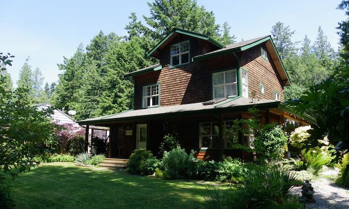 Roberts Creek House | THE CORNER HOUSE in Roberts Creek