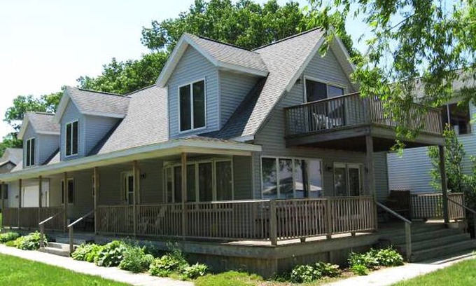 Caseville House | Dale's Lakefront Cottages - 1 of 7