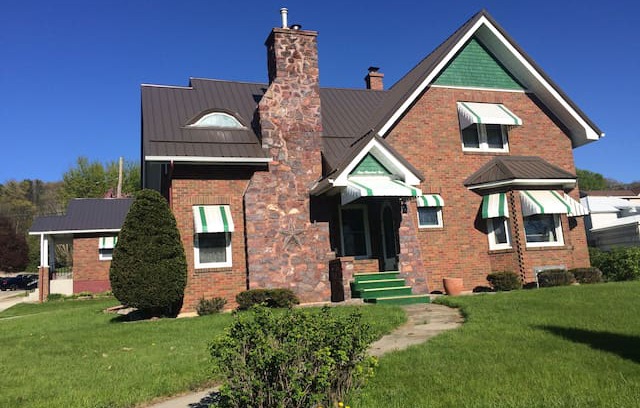 Loganville House | Hido House - cottage, 1 block from eateries