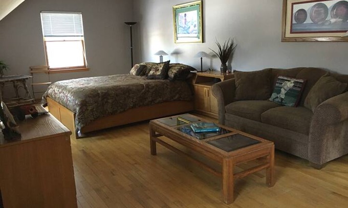 Harrison Bed & Breakfast | Carriage Inn Lake House-Upper Level