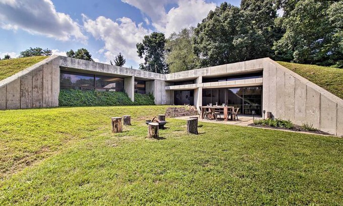Turners House | Unique 'Earthouse' Retreat w/Spring-Fed Creek