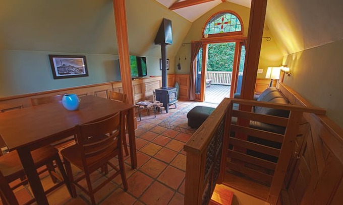 Wedgwood House | Willow Creek Cabin. Private Guesthouse.