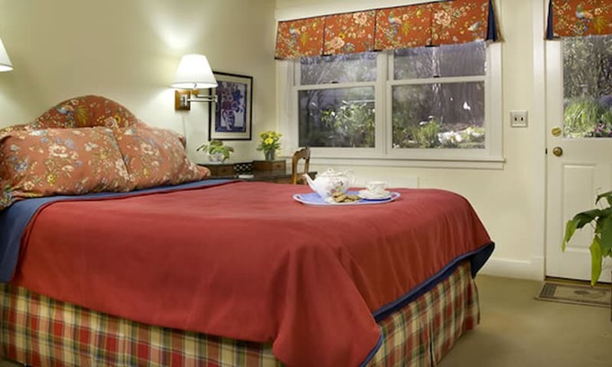 Siskiyou-Hargadine Historic District Bed & Breakfast | Chanticleer Inn - Garden Room