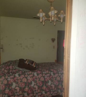 Justin House | singlebed bedroom, in large country home