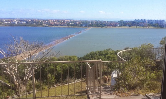 Aston Bay House | Lagoon View, Paradise Beach