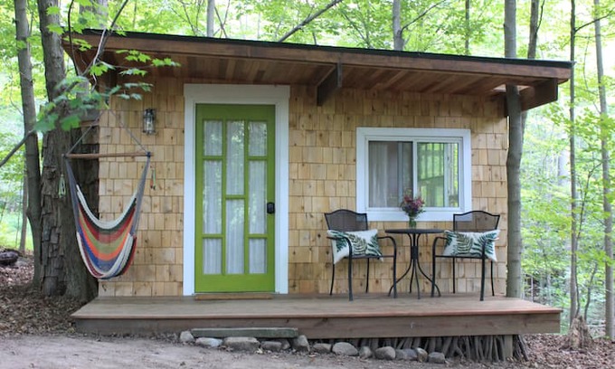 Chesterland House | Unique tiny cabin retreat close to hiking trails