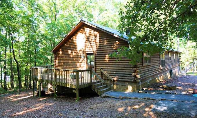 Higden Cabin | Spacious Lakefront Log Home Retreat