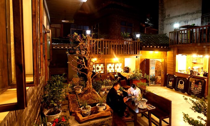 Fenghuang Hotel | 西原民宿 . 他们最幸福(情侣豪华大床房带浴缸,有小四合院)