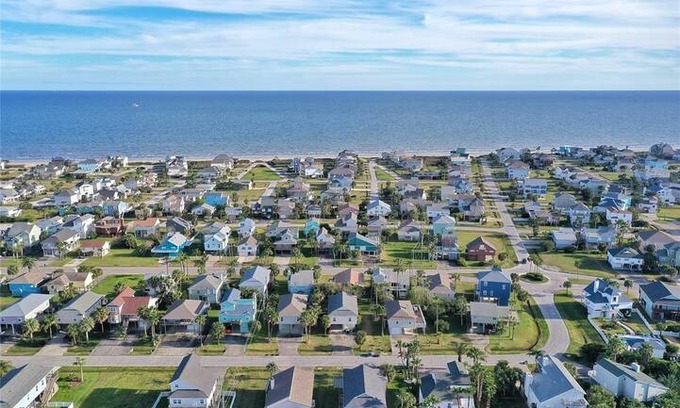 Pirates Beach House | The Salty Dog Beach House