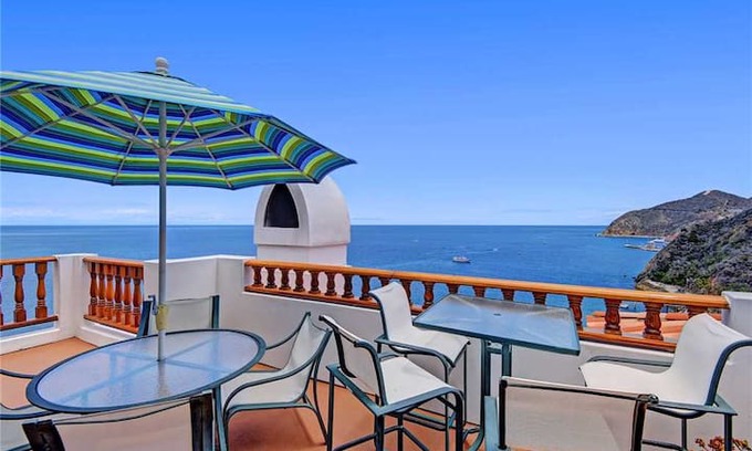Avalon Apartment | Impecably Decorated Villa + Wrap Around Balcony + Breathtaking Views - Hamilton Cove Villa 18-75